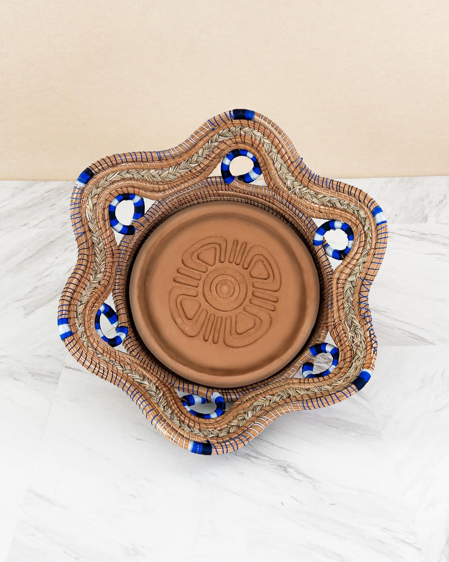Cesta artesanal panera con comal de barro